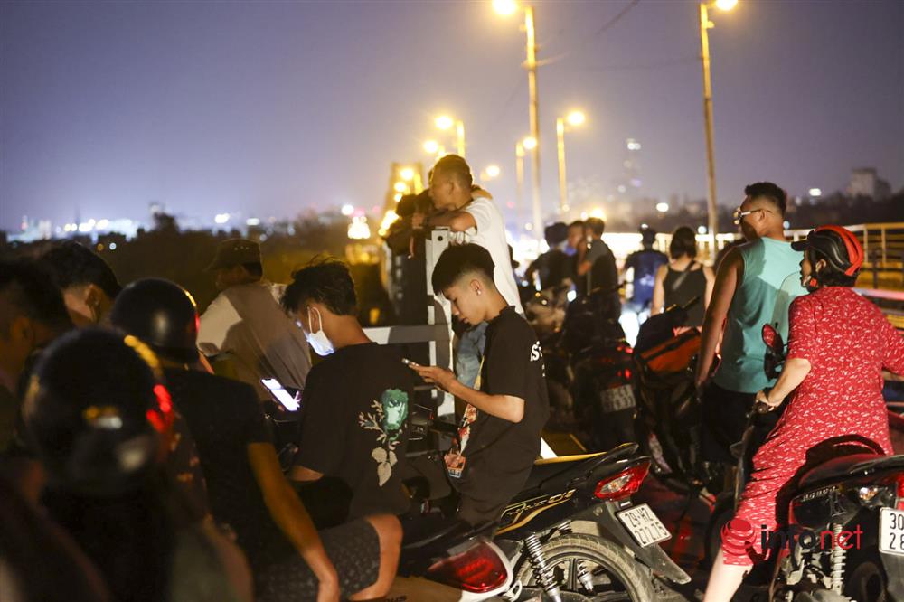 Hà Nội: Đôi nam nữ nhảy cầu Long Biên, hàng chục người tìm kiếm xuyên đêm-1