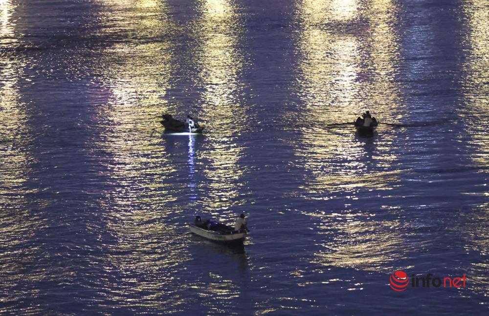 Hà Nội: Đôi nam nữ nhảy cầu Long Biên, hàng chục người tìm kiếm xuyên đêm-2