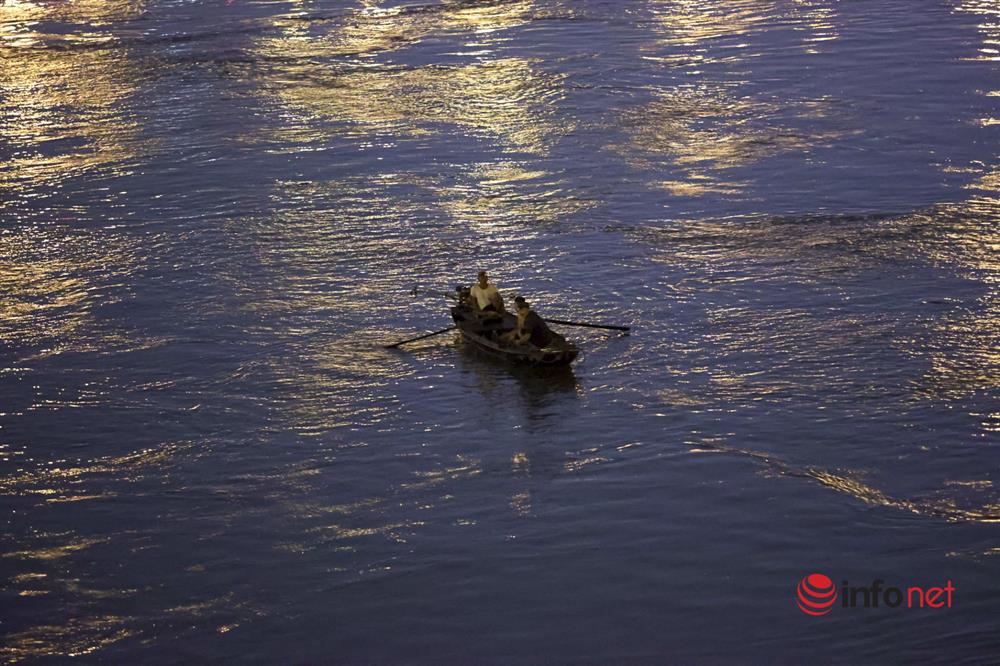 Hà Nội: Đôi nam nữ nhảy cầu Long Biên, hàng chục người tìm kiếm xuyên đêm-5