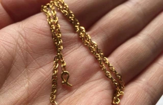 Học sinh làm đứt sợi dây chuyền của giáo viên, cách xử lý của người mẹ được khen EQ cao-2