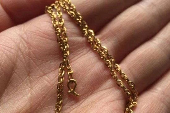 Học sinh làm đứt sợi dây chuyền của giáo viên, cách xử lý của người mẹ được khen EQ cao