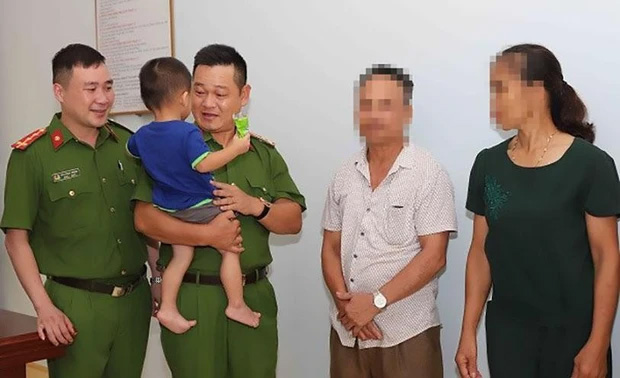 Cháu bé 2 tuổi bị mẹ đẻ mang bán được bàn giao cho bố nuôi dưỡng-1