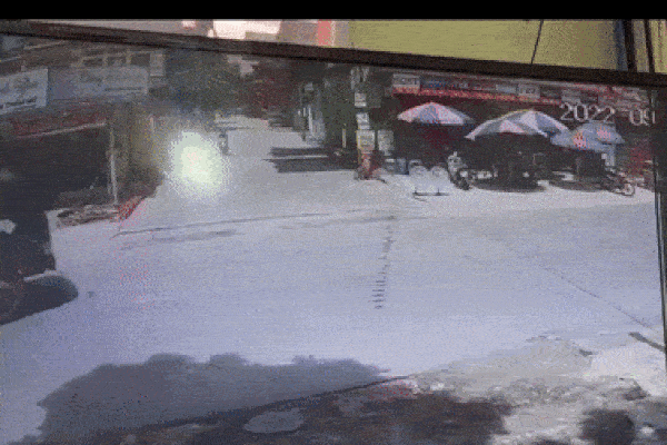 Xe tải sang đường ẩu gây họa đau đớn cho hai người đi xe máy