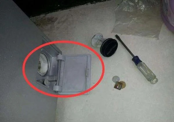 Có một công tắc ẩn trong máy giặt, nước bẩn sẽ chảy ra ngay khi nó được bật lên-2