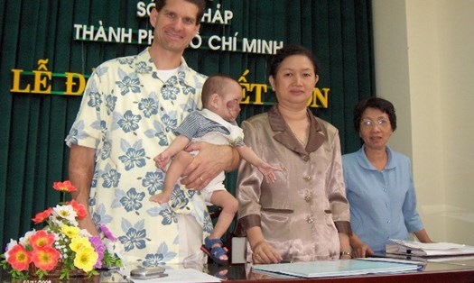 Cuộc hồi hương sau 16 năm của cậu bé gốc Việt có khối u che nửa mặt được mẹ Mỹ nhận nuôi-1