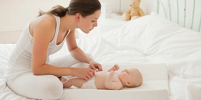 Nước tiểu trẻ sơ sinh màu vàng, có mùi khai có nguy hiểm không?-2