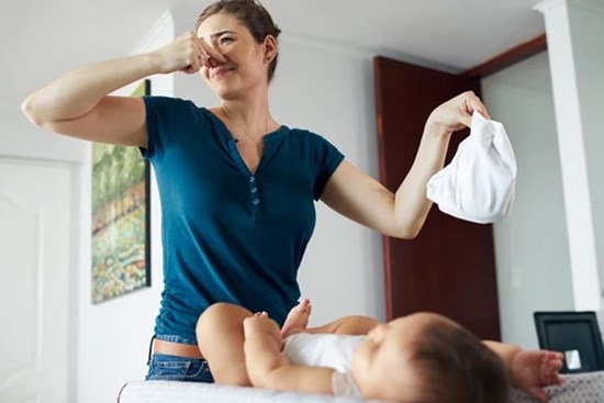 Nước tiểu trẻ sơ sinh màu vàng, có mùi khai có nguy hiểm không?
