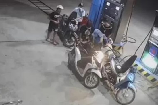 Nhóm thanh niên dàn cảnh đổ xăng rồi quỵt tiền bỏ chạy khiến dân mạng bức xúc