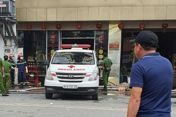 Chạy khắp nơi tìm chị gái làm trong quán karaoke bị cháy ở Bình Dương-4