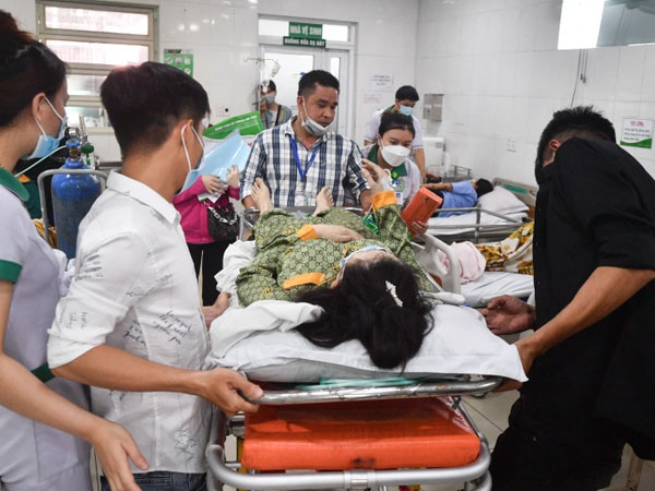 Chạy khắp nơi tìm chị gái làm trong quán karaoke bị cháy ở Bình Dương-1