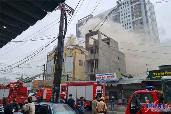 Người thân nghẹn ngào chờ nhận dạng thi thể 23 người trong vụ cháy quán karaoke-7