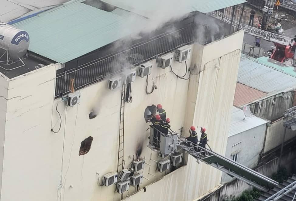 32 người chết trong vụ cháy quán karaoke ở Bình Dương-11