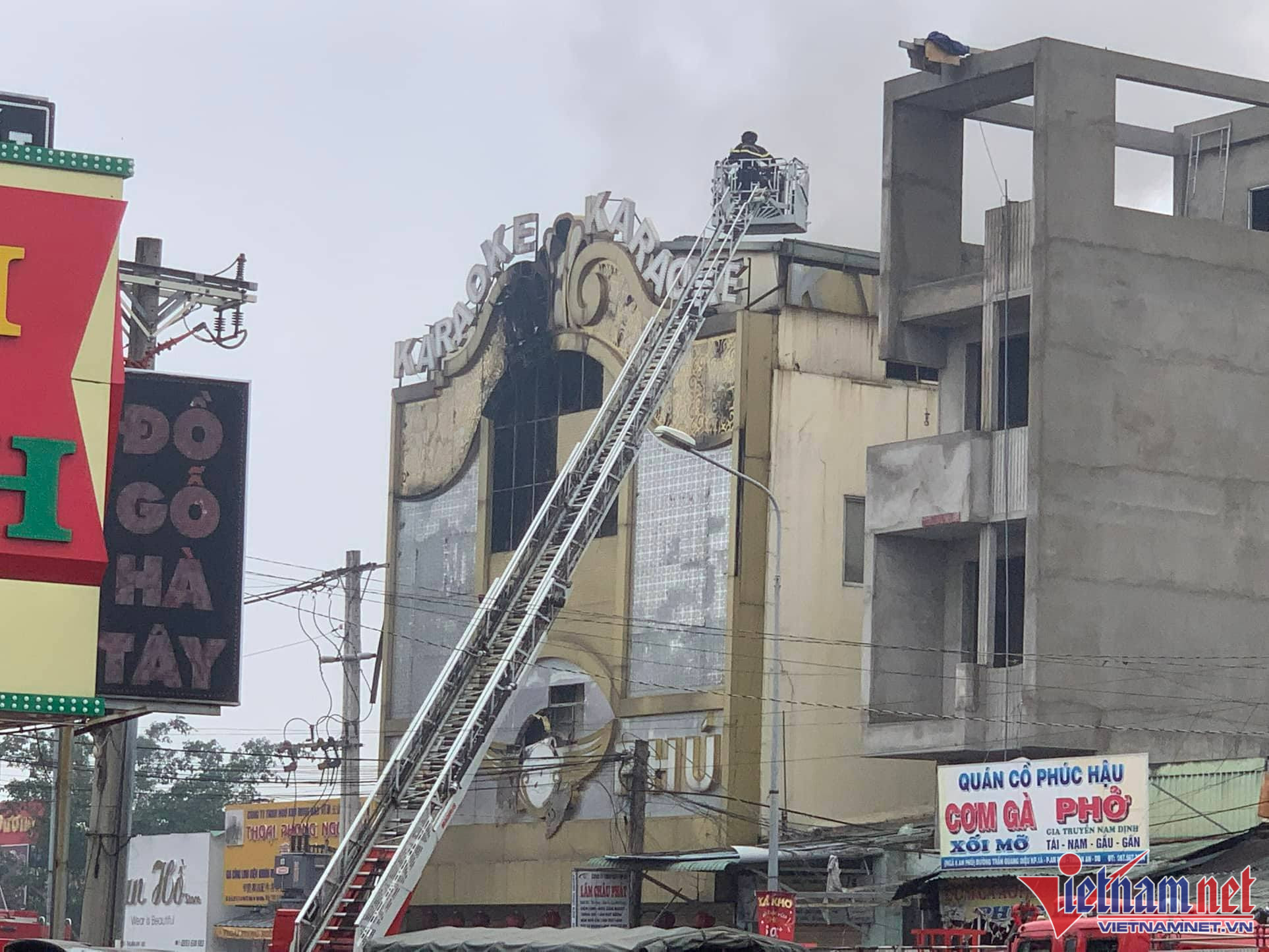 32 người chết trong vụ cháy quán karaoke ở Bình Dương-39