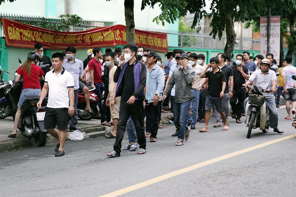 Người thân nghẹn ngào chờ nhận dạng thi thể 23 người trong vụ cháy quán karaoke-1