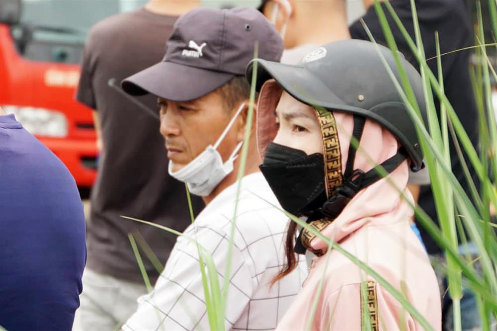 Người thân nghẹn ngào chờ nhận dạng thi thể 23 người trong vụ cháy quán karaoke-2