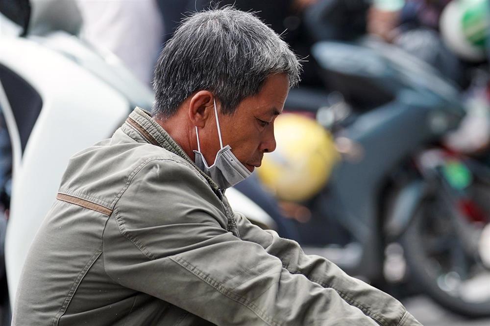 Người thân nghẹn ngào chờ nhận dạng thi thể 23 người trong vụ cháy quán karaoke-4