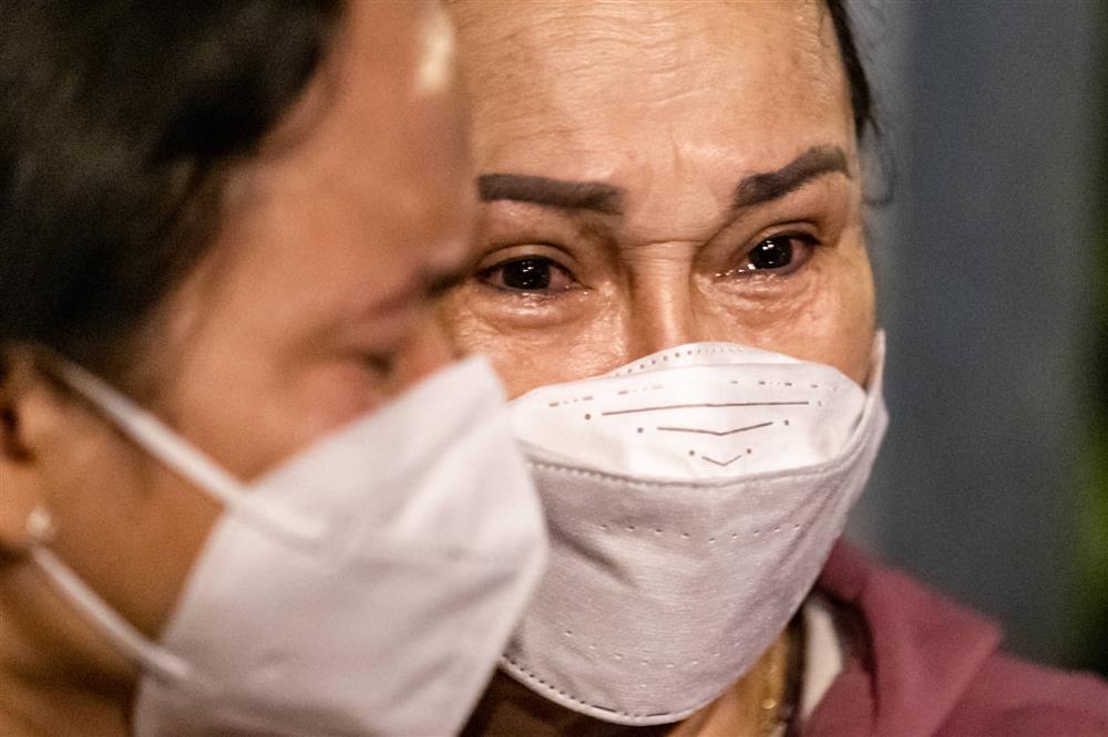 Người thân nghẹn ngào chờ nhận dạng thi thể 23 người trong vụ cháy quán karaoke-6