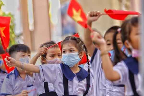 Phụ huynh phản đối sáp nhập trường, hàng trăm học sinh không vào lớp học-5