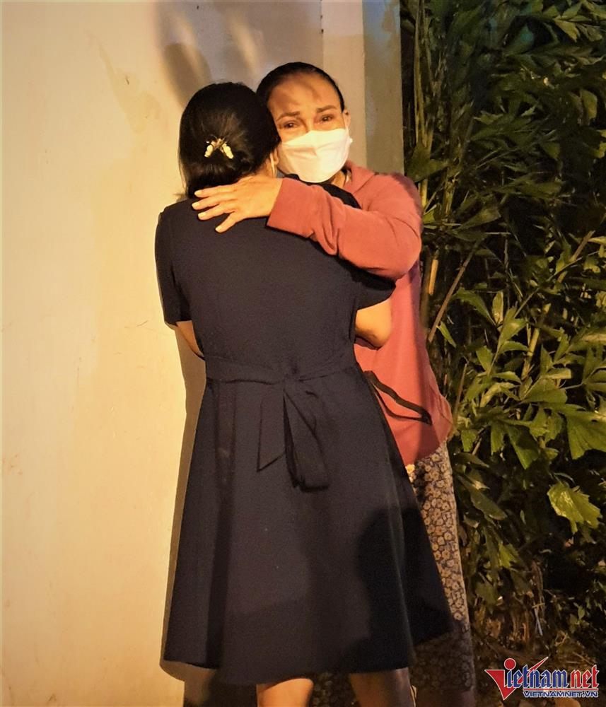 Vụ cháy quán karaoke 32 người tử vong: Vợ nhận dạng chồng qua dáng người-2