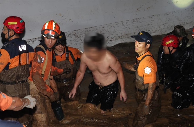 Miền Nam Hàn Quốc hoang tàn sau cơn bão lịch sử-1