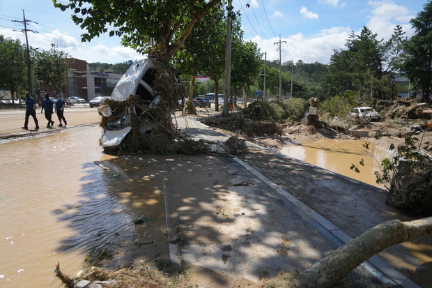 Miền Nam Hàn Quốc hoang tàn sau cơn bão lịch sử-14