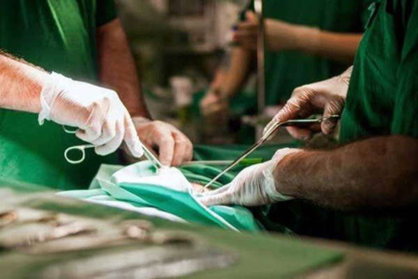 Chuyện thật như hài: Bác sĩ mổ cho mẹ bầu 6 tháng, thấy thai nhỏ quá nên khâu lại rồi cho về-1