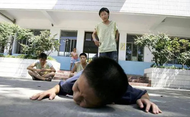 Con đi học bị bạn bắt nạt thì phải làm sao? Cha mẹ xử lý như sau-1