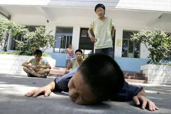 Xúc động cảnh cụ ông mất một chân lúi húi chở cháu đi học về trên xe đạp-6