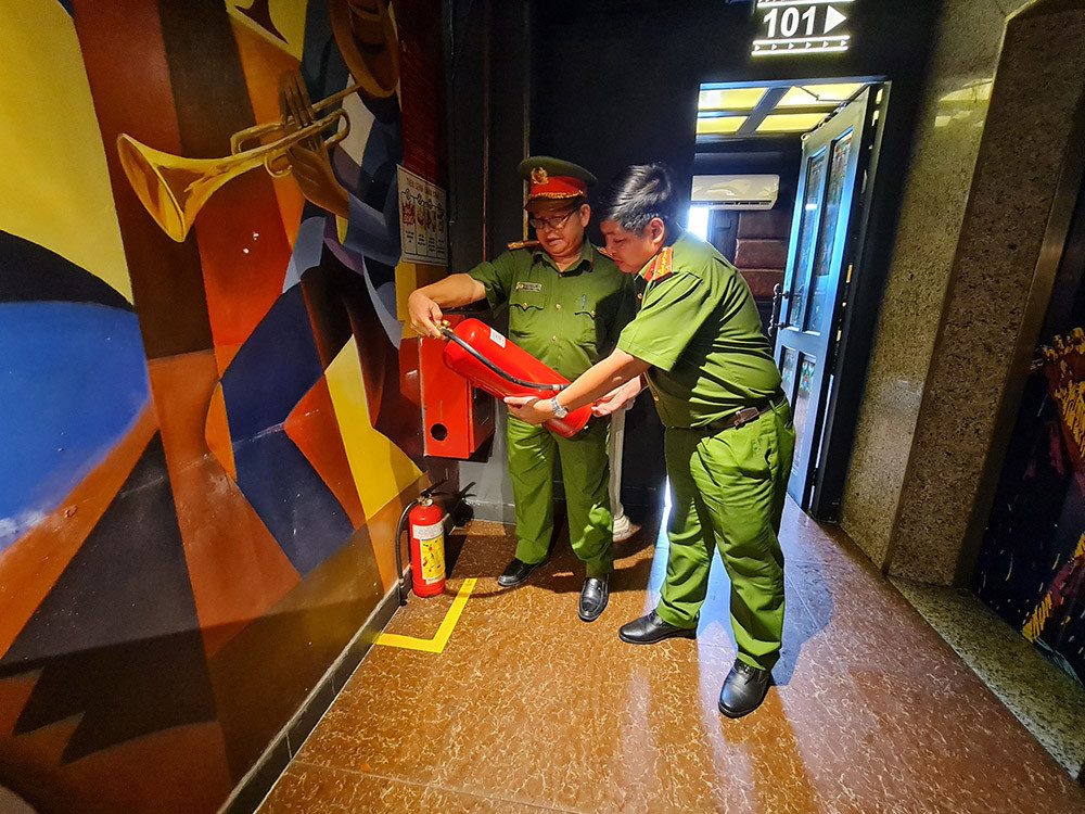 Công an TP.HCM phát hiện nhiều nơi cải tạo nhà ở kinh doanh karaoke-3