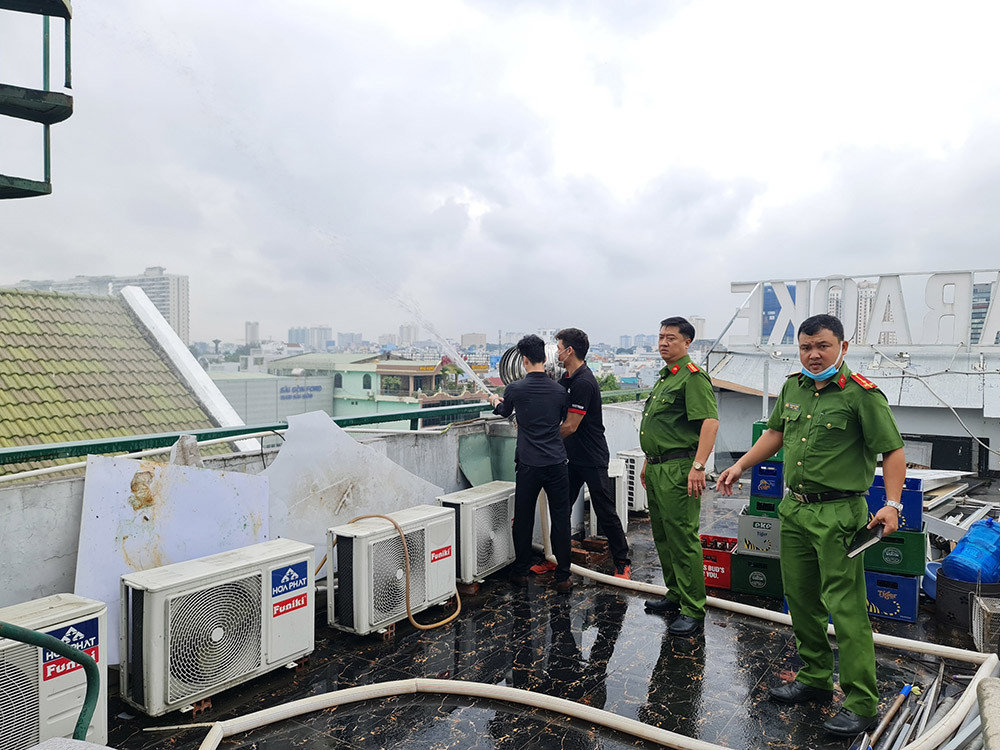 Công an TP.HCM phát hiện nhiều nơi cải tạo nhà ở kinh doanh karaoke-5