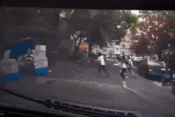 Xe điên lùi như bay, tông hàng loạt sinh viên trong khuôn viên trường đại học