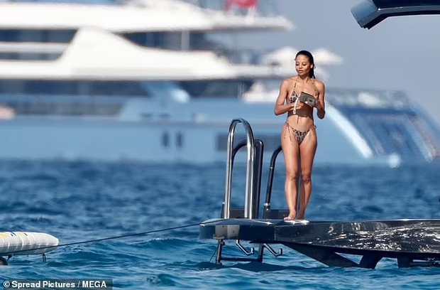 Con gái tỷ phú dầu mỏ mặc váy như nội y đi sự kiện bị chê-4