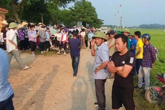 Phụ huynh phản đối sáp nhập trường, hàng trăm học sinh không vào lớp học