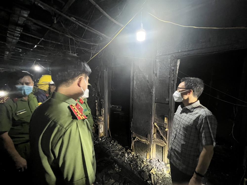 Phó Thủ tướng Vũ Đức Đam kiểm tra hiện trường cháy karaoke 32 người chết-1