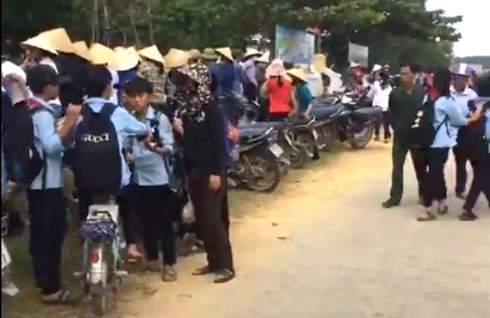 Phụ huynh phản đối sáp nhập trường, hàng trăm học sinh không vào lớp học-4
