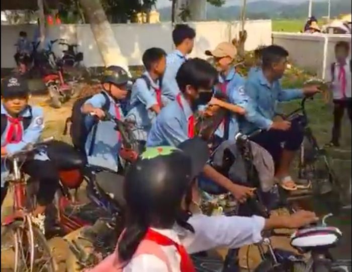 Phụ huynh phản đối sáp nhập trường, hàng trăm học sinh không vào lớp học-2