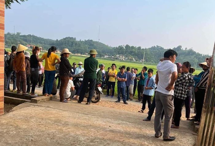 Phụ huynh phản đối sáp nhập trường, hàng trăm học sinh không vào lớp học-3