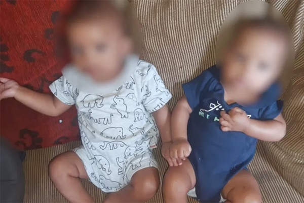 Cô gái 19 tuổi đẻ con sinh đôi khác bố-1