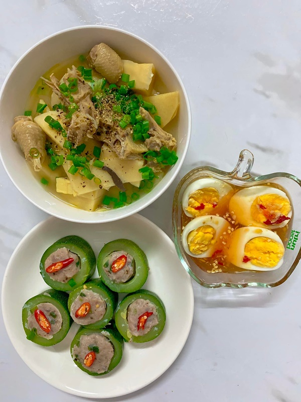 Mở tủ lạnh cái gì rơi ra trước sẽ nấu, vợ đảm 9x chiêu đãi chồng loạt món ngon, mâm cơm 2 người mà quá tươm tất-2