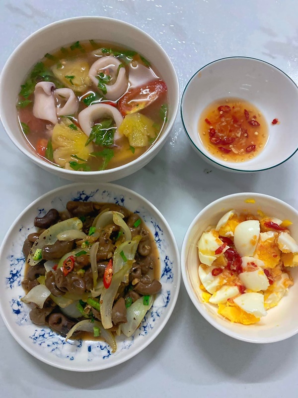 Mở tủ lạnh cái gì rơi ra trước sẽ nấu, vợ đảm 9x chiêu đãi chồng loạt món ngon, mâm cơm 2 người mà quá tươm tất-4