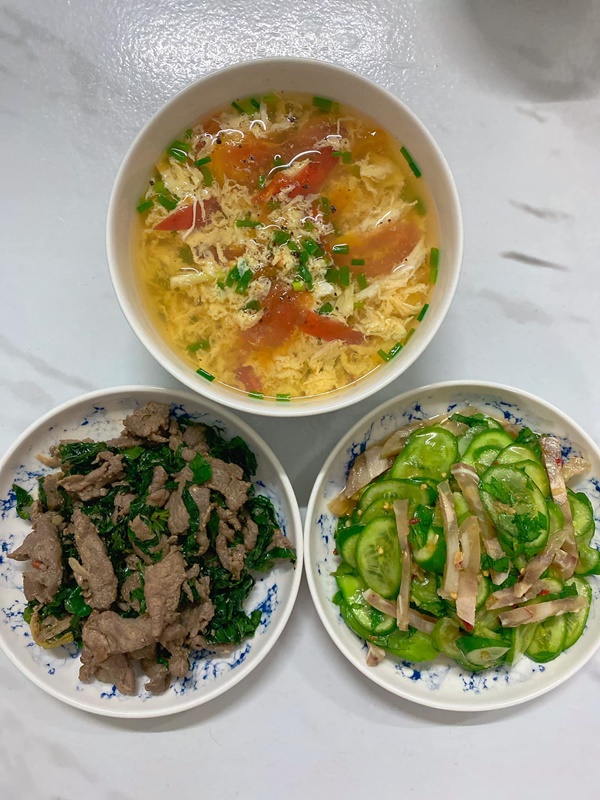 Mở tủ lạnh cái gì rơi ra trước sẽ nấu, vợ đảm 9x chiêu đãi chồng loạt món ngon, mâm cơm 2 người mà quá tươm tất-5