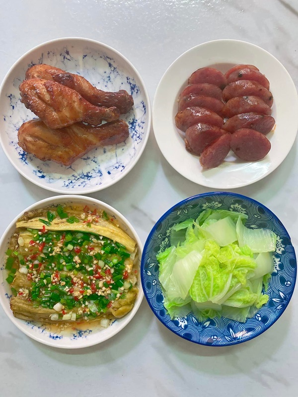 Mở tủ lạnh cái gì rơi ra trước sẽ nấu, vợ đảm 9x chiêu đãi chồng loạt món ngon, mâm cơm 2 người mà quá tươm tất-6