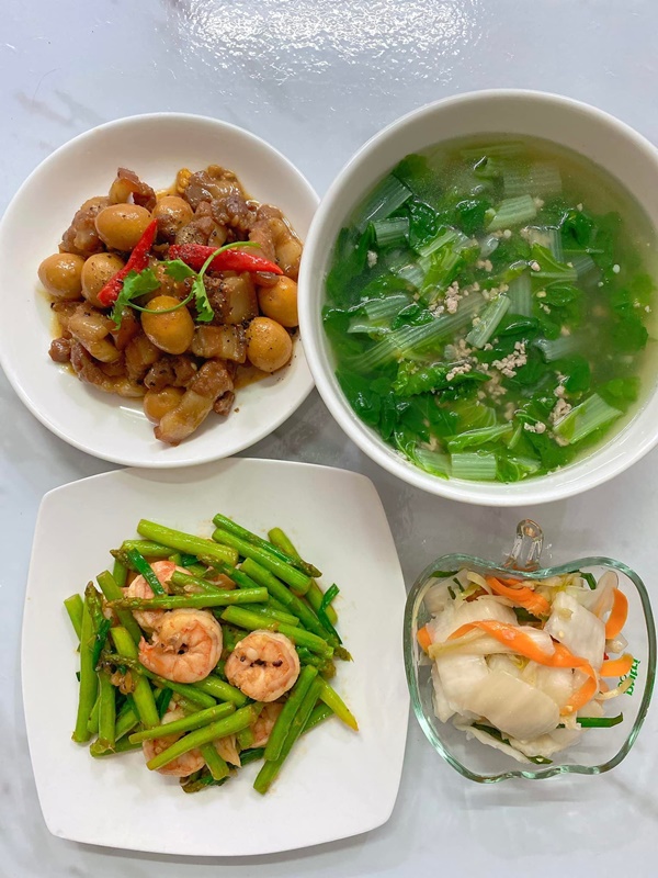 Mở tủ lạnh cái gì rơi ra trước sẽ nấu, vợ đảm 9x chiêu đãi chồng loạt món ngon, mâm cơm 2 người mà quá tươm tất-7