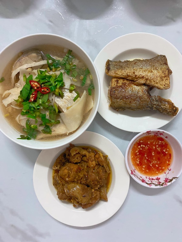 Mở tủ lạnh cái gì rơi ra trước sẽ nấu, vợ đảm 9x chiêu đãi chồng loạt món ngon, mâm cơm 2 người mà quá tươm tất-8