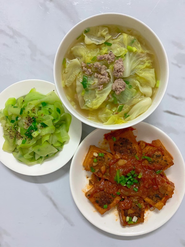 Mở tủ lạnh cái gì rơi ra trước sẽ nấu, vợ đảm 9x chiêu đãi chồng loạt món ngon, mâm cơm 2 người mà quá tươm tất-10