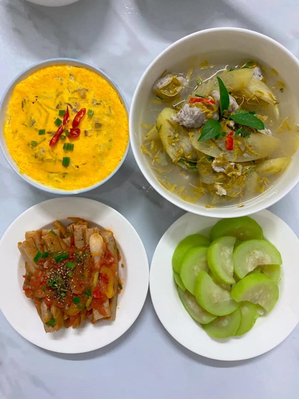 Mở tủ lạnh cái gì rơi ra trước sẽ nấu, vợ đảm 9x chiêu đãi chồng loạt món ngon, mâm cơm 2 người mà quá tươm tất-11