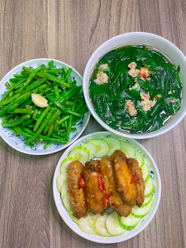 Mở tủ lạnh cái gì rơi ra trước sẽ nấu, vợ đảm 9x chiêu đãi chồng loạt món ngon, mâm cơm 2 người mà quá tươm tất-12