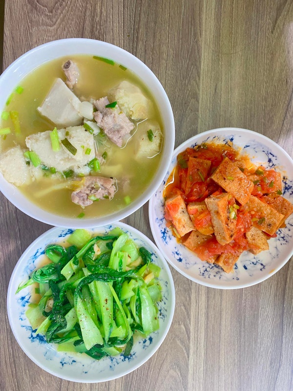 Mở tủ lạnh cái gì rơi ra trước sẽ nấu, vợ đảm 9x chiêu đãi chồng loạt món ngon, mâm cơm 2 người mà quá tươm tất-14