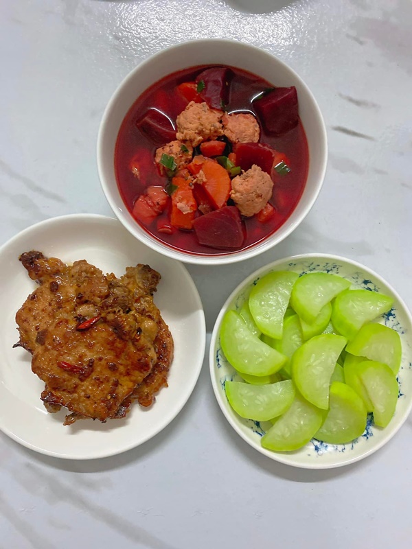 Mở tủ lạnh cái gì rơi ra trước sẽ nấu, vợ đảm 9x chiêu đãi chồng loạt món ngon, mâm cơm 2 người mà quá tươm tất-15