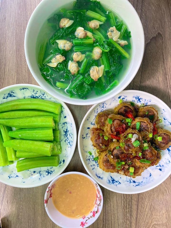 Mở tủ lạnh cái gì rơi ra trước sẽ nấu, vợ đảm 9x chiêu đãi chồng loạt món ngon, mâm cơm 2 người mà quá tươm tất-16